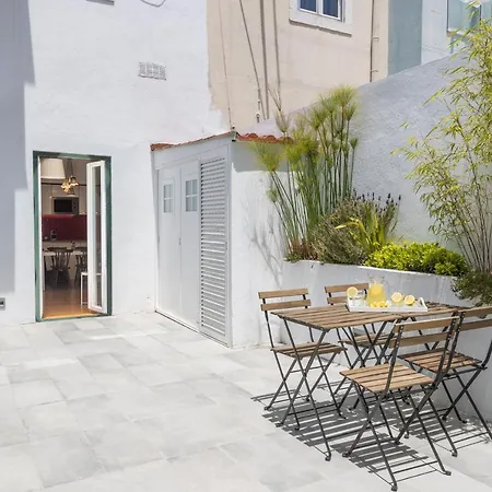 Bright Apt With Patio In Center! *