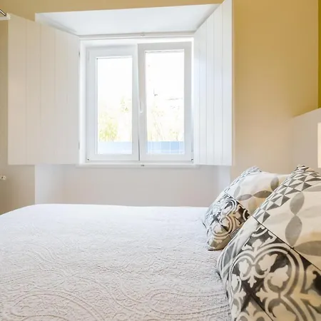 Appartement Bright Apt With Patio In Center!